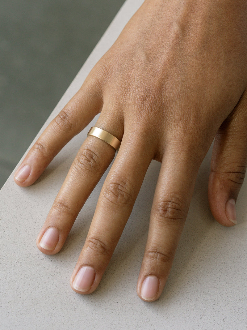 Shown: 14k yellow gold with smooth texture and signature matte finish.
